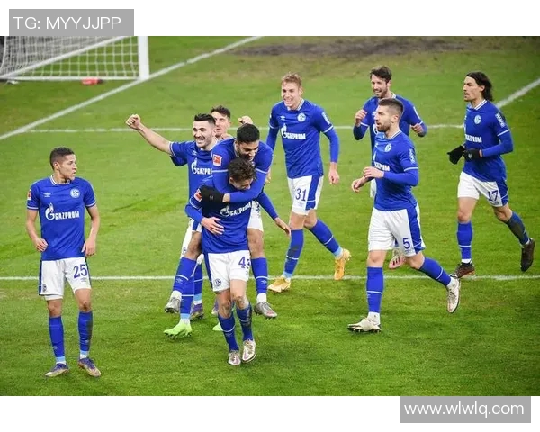 沙尔克04客场战平科隆，德甲激战无果收场